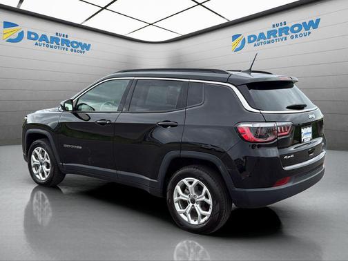 Diamond Black Crystal Pearlcoat 2025 Jeep Compass Latitude