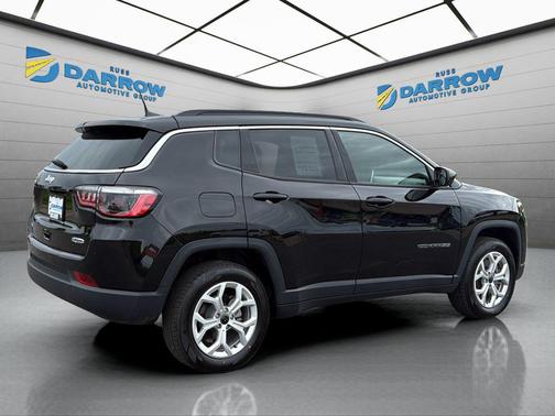 Diamond Black Crystal Pearlcoat 2025 Jeep Compass Latitude