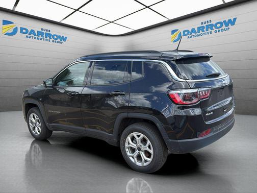 Diamond Black Crystal Pearlcoat 2025 Jeep Compass Latitude
