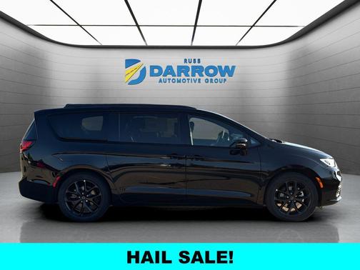 Diamond Black Crystal Pearlcoat 2026 Chrysler Pacifica Limited
