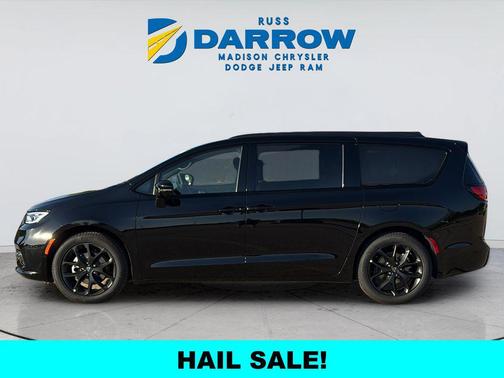 Diamond Black Crystal Pearlcoat 2026 Chrysler Pacifica Limited