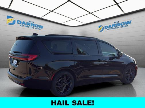 Diamond Black Crystal Pearlcoat 2026 Chrysler Pacifica Limited