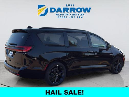 Diamond Black Crystal Pearlcoat 2026 Chrysler Pacifica Limited