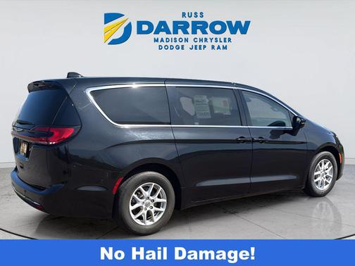 Brilliant Black Crystal Pearlcoat 2023 Chrysler Pacifica Touring L