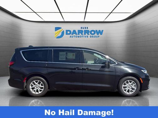 Brilliant Black Crystal Pearlcoat 2023 Chrysler Pacifica Touring L