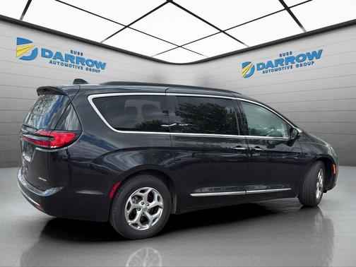 Brilliant Black Crystal Pearlcoat 2023 Chrysler Pacifica Limited