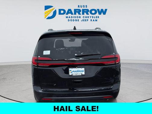 Diamond Black Crystal Pearlcoat 2026 Chrysler Pacifica Limited