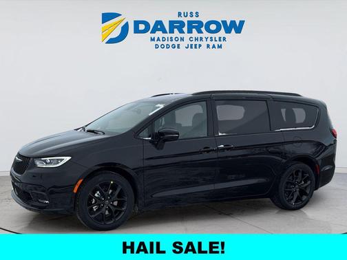 Diamond Black Crystal Pearlcoat 2026 Chrysler Pacifica Limited