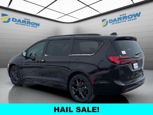 Diamond Black Crystal Pearlcoat 2026 Chrysler Pacifica Limited