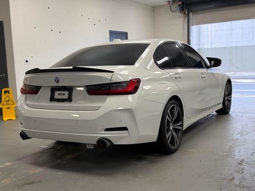 Alpine White 2023 BMW 330 330i