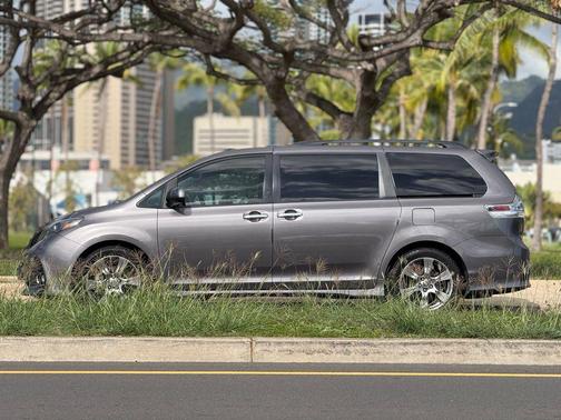 2020 Toyota Sienna SE