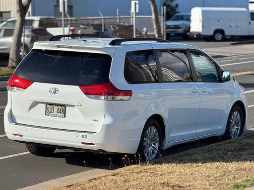 Super White 2014 Toyota Sienna XLE