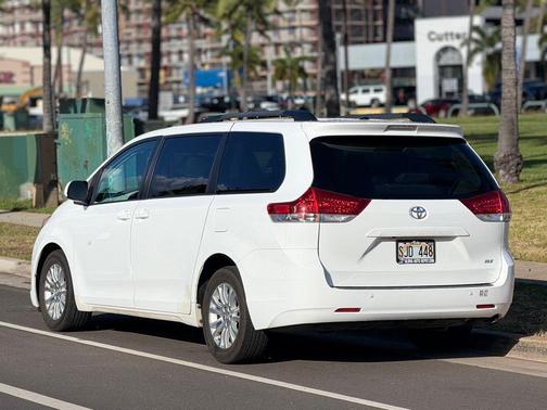 Super White 2014 Toyota Sienna XLE