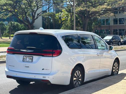 2022 Chrysler Pacifica Hybrid Touring L