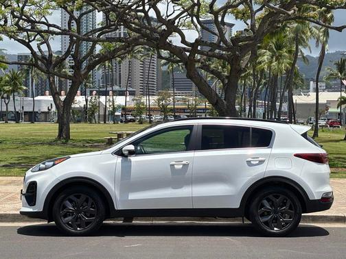 Snow White Pearl 2022 Kia Sportage S