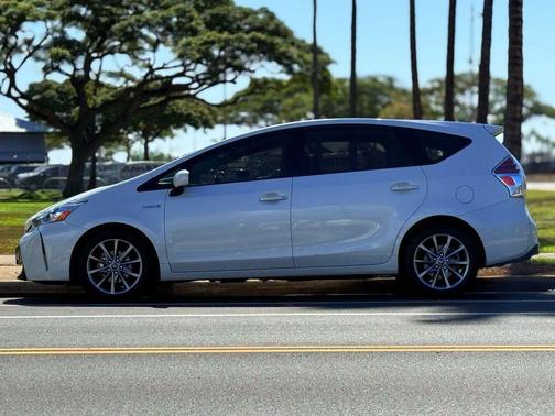 2016 Toyota Prius v Three