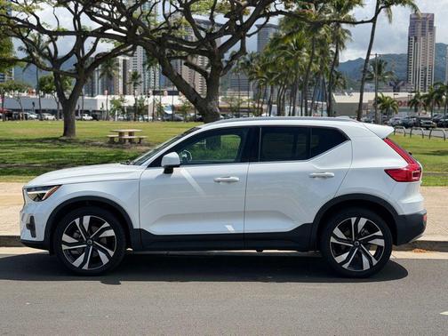 Crystal White Metallic 2023 Volvo XC40 B4 Plus Bright Theme