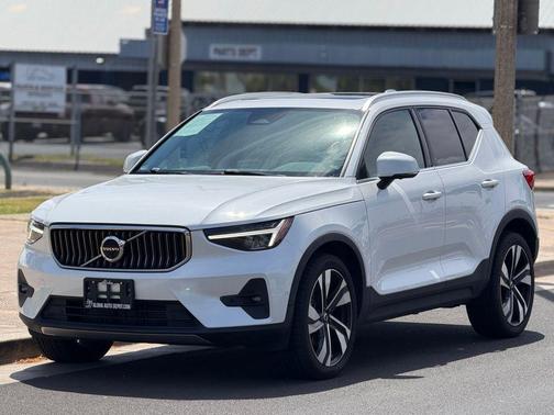 Crystal White Metallic 2023 Volvo XC40 B4 Plus Bright Theme