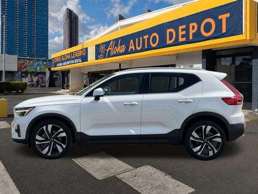 Crystal White Metallic 2023 Volvo XC40 B4 Plus Bright Theme