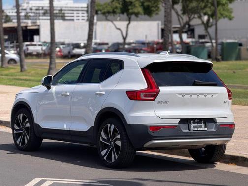 Crystal White Metallic 2023 Volvo XC40 B4 Plus Bright Theme