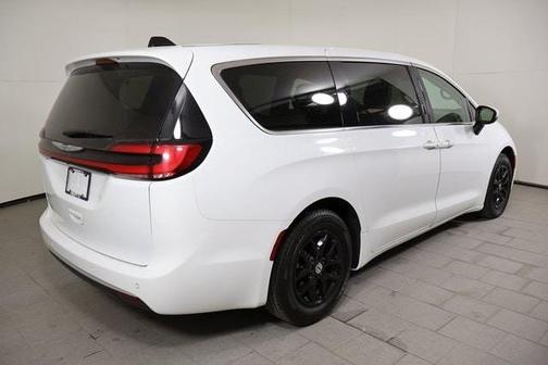 2023 Chrysler Pacifica Touring-L