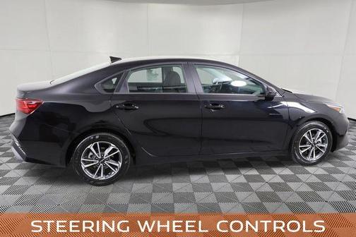 Aurora Black Pearl 2024 Kia Forte LXS