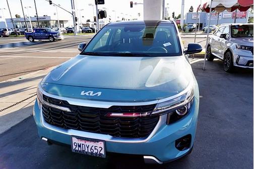 Pluton Blue/Black Roof 2024 Kia Seltos S