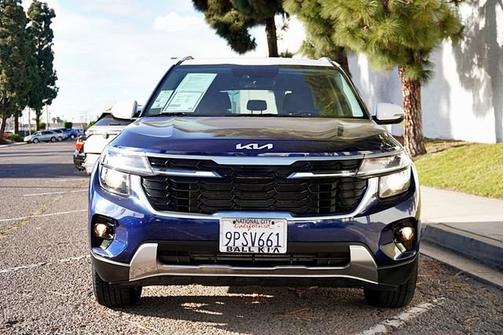 Dark Ocean Blue/White Roof 2024 Kia Seltos S