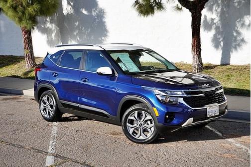 Dark Ocean Blue/White Roof 2024 Kia Seltos S