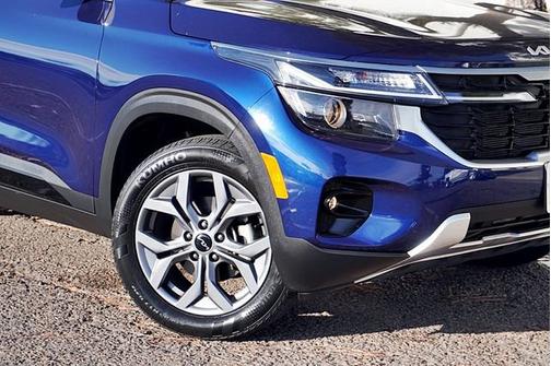 Dark Ocean Blue/White Roof 2024 Kia Seltos S