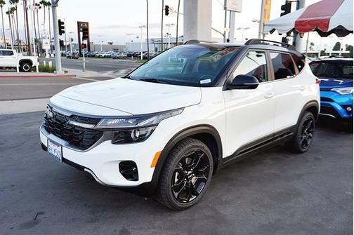 Clear White/Black Roof 2024 Kia Seltos X-Line