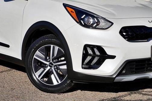 Snow White Pearl 2022 Kia Niro LXS