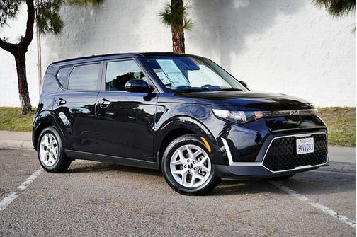 Fusion Black 2024 Kia Soul LX