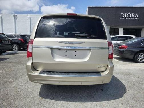 2014 Chrysler Town & Country Touring-L