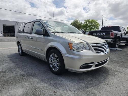 2014 Chrysler Town & Country Touring-L