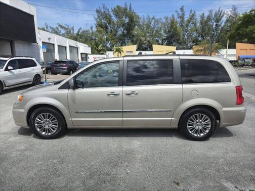 2014 Chrysler Town & Country Touring-L