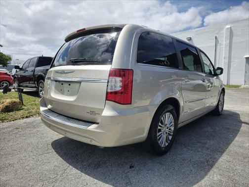 2014 Chrysler Town & Country Touring-L