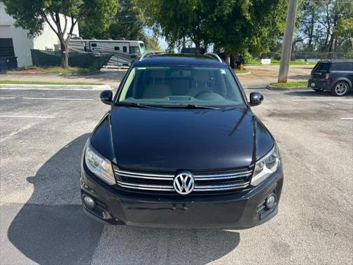 Photo 2 of 21 of 2013 Volkswagen Tiguan SE