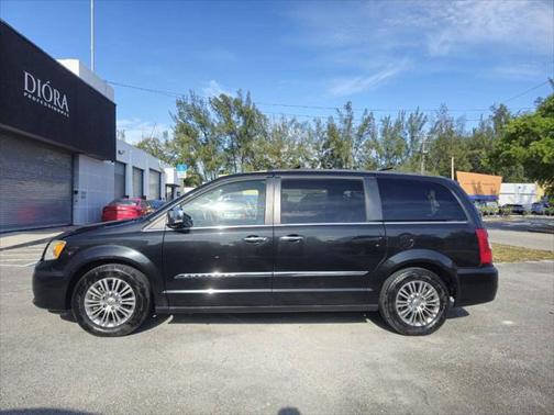 2015 Chrysler Town & Country Touring-L