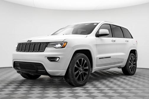 Photo 2 of 31 of 2020 Jeep Grand Cherokee Altitude