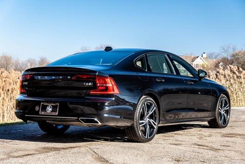 Photo 3 of 32 of 2020 Volvo S90 T6 R-Design
