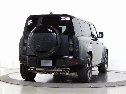 2026 Land Rover Defender 110 V8