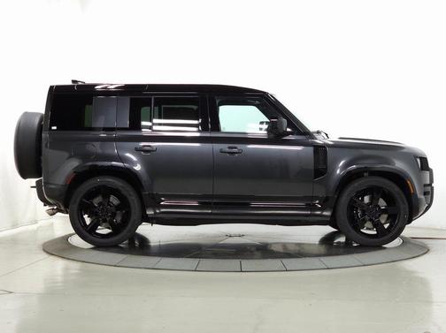 2026 Land Rover Defender 110 V8