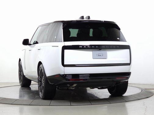 Fuji White 2026 Land Rover Range Rover P400 SE