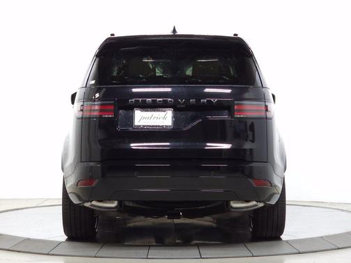 Santorini Black Metallic 2026 Land Rover Discovery Dynamic SE