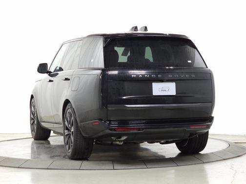 2026 Land Rover Range Rover P550e SE