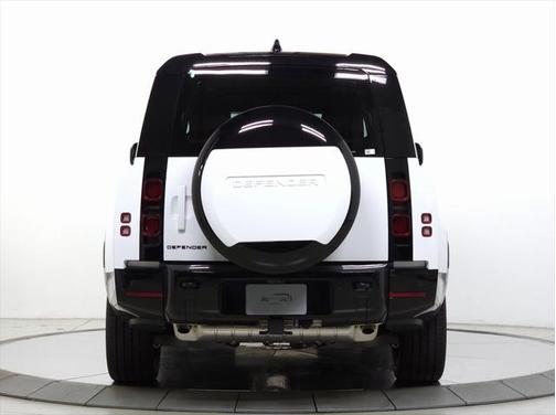 2025 Land Rover Defender 130 P400 X-Dynamic SE