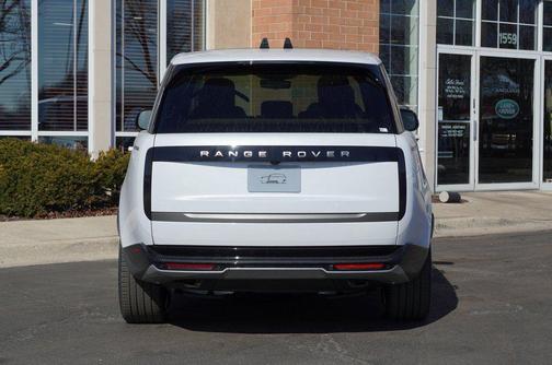 Ostuni Pearl White Premium Metallic 2026 Land Rover Range Rover P550e SE