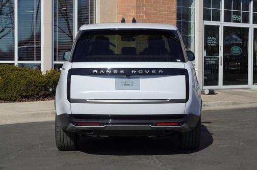 2026 Land Rover Range Rover P550e SE