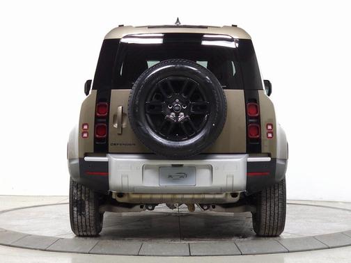 2025 Land Rover Defender 110 P300